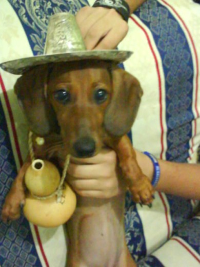 Kuky posando con sombrero y tecomate.